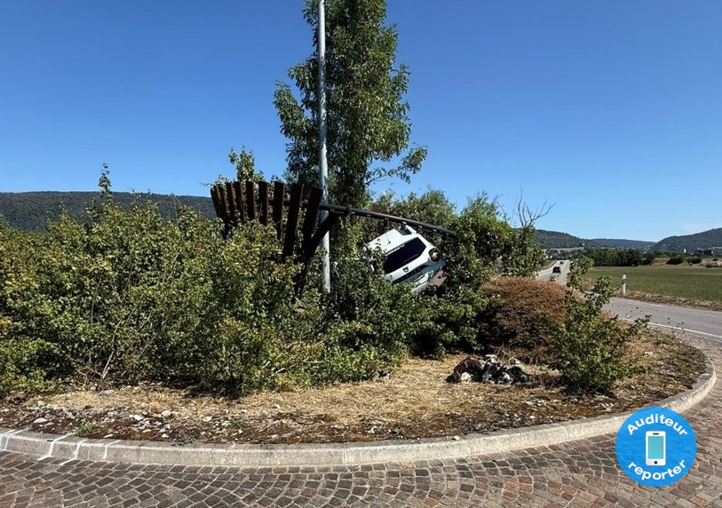 L'automobiliste a terminé sa course sur le giratoire. (Photo : Auditeur reporter)