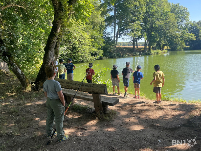 Une dizaine d'enfants ont pu découvrir la pêche à la carpe dans les étangs de Bonfol.