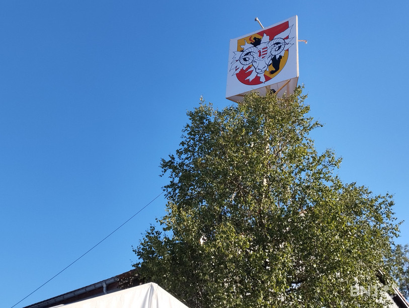 Le Groupe Bélier a hissé son totem à une quinzaine de mètres de hauteur.