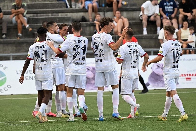 Les joueurs de Neuchâtel Xamax se congratulent après l'ouverture du score. (photo: Bertrand Pfaff)