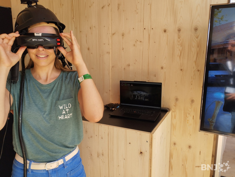 Des visiteurs du Marché-Concours, comme Alison, ont porté les lunettes pour une immersion visuelle particulière.