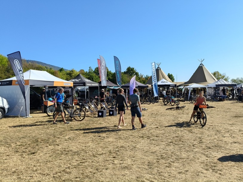 Le festival a pris ses quartiers sur la plage des Falaises au Nid-du-Crô, le lieu qu'occupe également le camping de Festineuch.