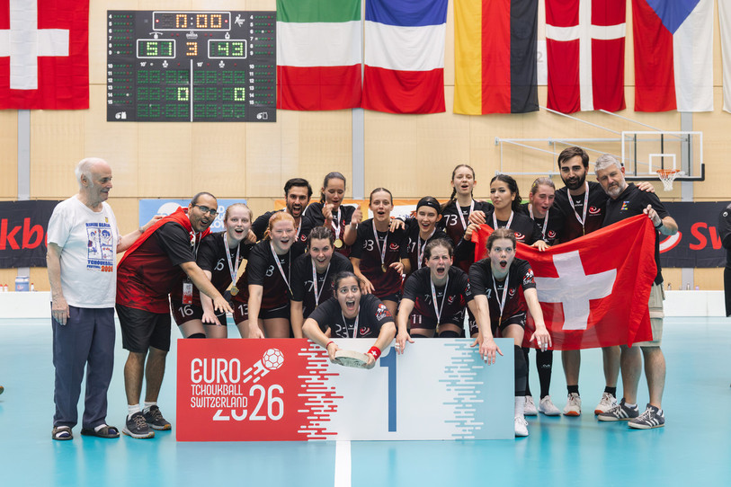 La Suisse et ses Jurassiennes Hélène Nussbaumer (numéro 13) et Elena Neuhaus (numéro 93) ont fêté le titre européen samedi à Macolin. (Photo : Swiss tchoukball)