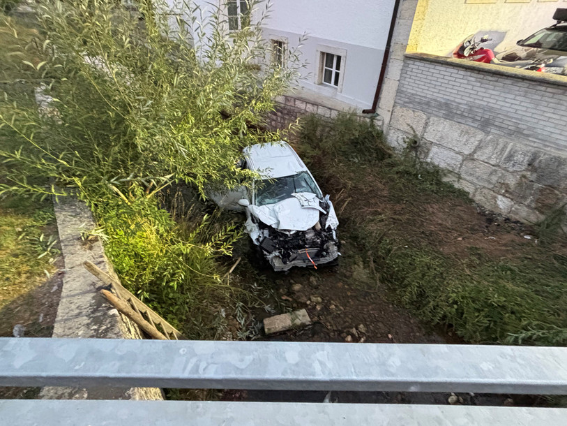 La voiture a terminé sa course au fond de la rivière. (Photo : Police cantonale jurassienne).