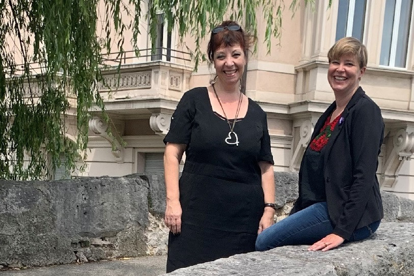 Jeanne Beuret (à droite) va remplacer Esther Gelso (à gauche) au Conseil communal de Delémont. (Photo : Ville de Delémont).