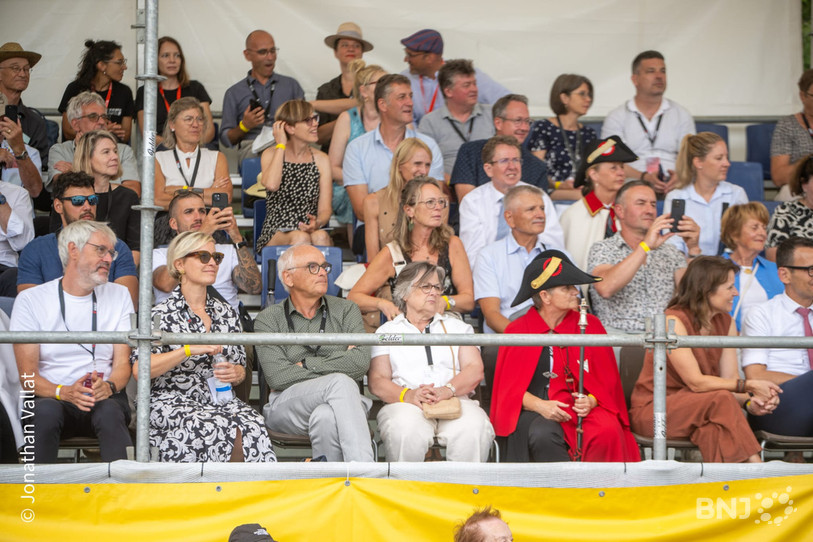Rosalie Beuret Siess et Pierre Alain Schnegg (en bas à gauche) ainsi que le conseiller fédéral Albert Rösti (au milieu sur la droite) ont assisté au cortège et aux courses. (Photo : Jonathan Vallat)