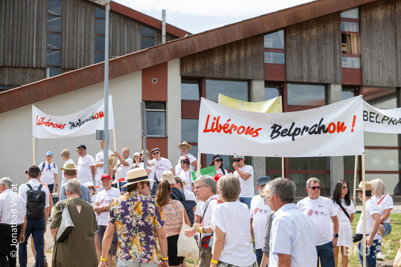 Le collectif « Belprahon dit oui » a affiché ses convictions dimanche avant le banquet officiel du Marché-Concours. (Photo : Jonathan Vallat)