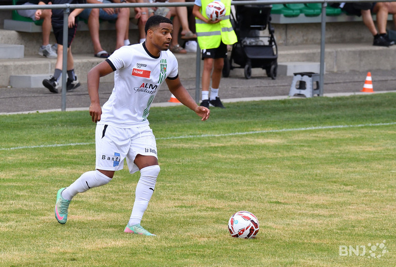 Jan Muzangu a tenté de dynamiter l'offensive du FC Courtételle. (Photo : Georges Henz)