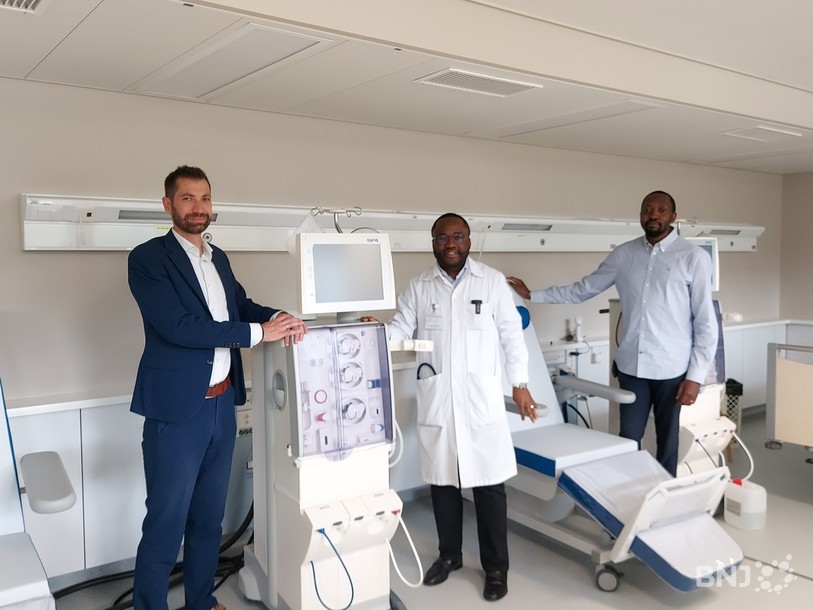 Le directeur de l'HJB Alexandre Omont (à gauche) a présenté les nouvelles machines de dialyse aux côtés du docteur James Tataw, responsable de la néphrologie, et du directeur médical Alain Kenfak.