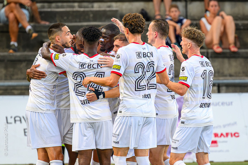 Les joueurs de Neuchâtel Xamax se félicitent après leur succès (Photo : arhives Bertrand Pfaff)