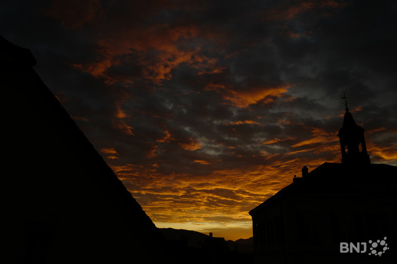 L'avantage de se lever tôt toute l'année: les variations du soleil tout au long de l'année (ici depuis la fenêtre du studio d'RFJ à Delémont)!