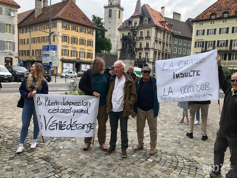 Plusieurs personnes ont manifesté jeudi matin leur soutien au photographe devant le Tribunal de police à La Chaux-de-Fonds. Alain Prêtre, au centre, a revendiqué et assumé ses propos devant la Cour.