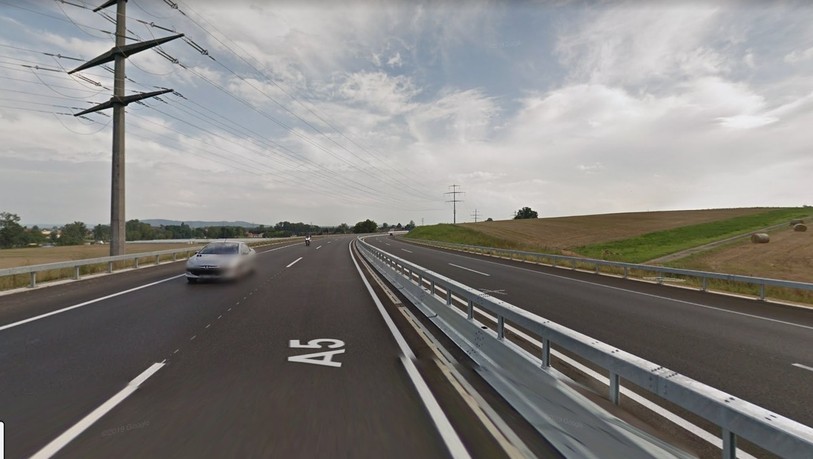 La pose d'un revêtement sera effectué sur l'A5 entre les jonctions Thielle-Cornaux (Photo : Google Maps).