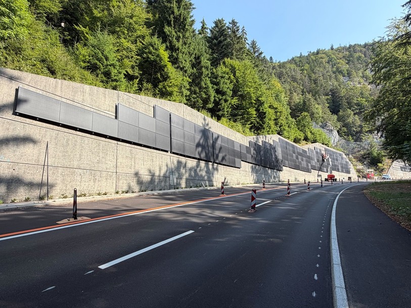 Des panneaux solaires sont installés sur les parois à l'entrée ouest du tunnel de la Clusette.