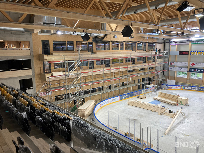 Les gradins des loges sont en cours de modifications dans la Raiffeisen Arena.