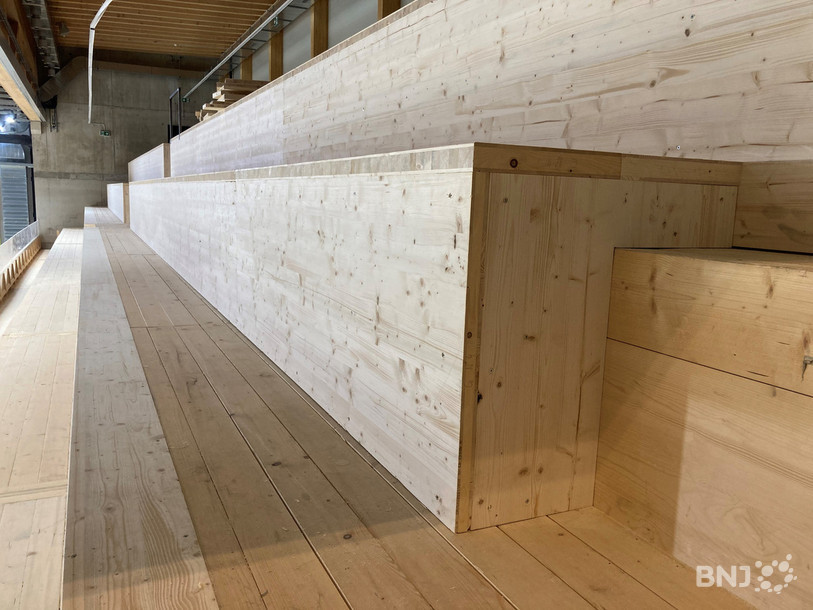 Des caissons de ce type sont installés sur les tribunes situées derrière les buts pour augmenter la pente et améliorer la visibilité.