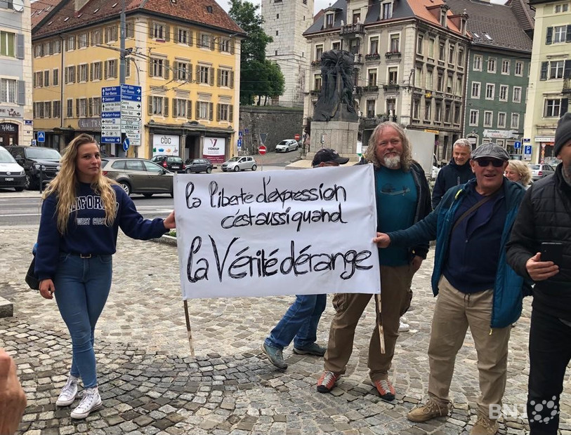 Plusieurs personnes ont manifesté jeudi matin leur soutien au photographe devant le Tribunal de police à La Chaux-de-Fonds.
