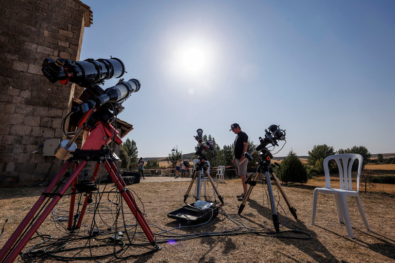 Des scientifiques aussi font le déplacement en Espagne pour observer l'éclipse de soleil de mercredi soir. (Photo : EPA/SANTI OTERO)