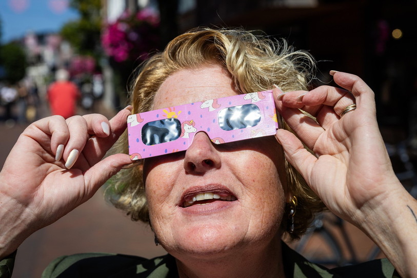 Les lunettes de protection sont indispensables pour observer l'éclipse de mercredi soir. (Photo : EPA/VINCENT JANNINK)