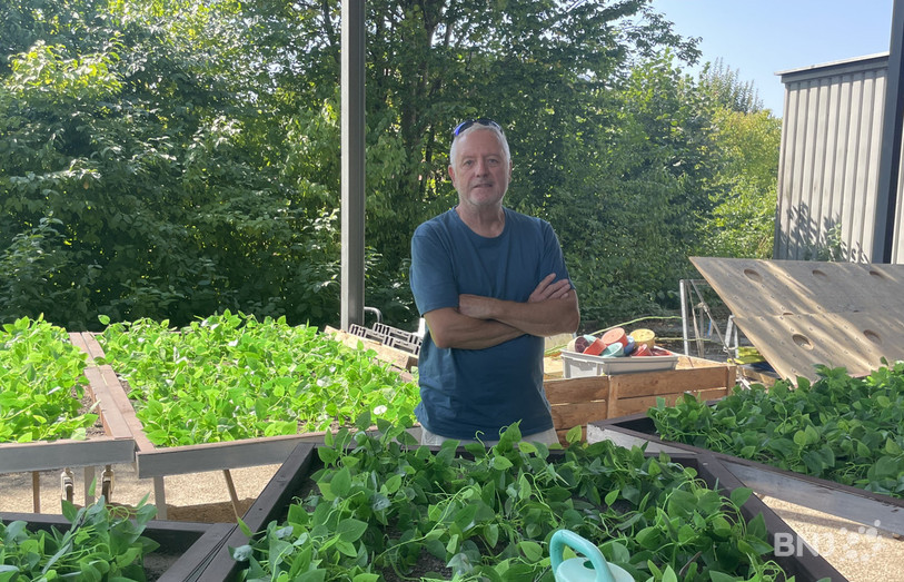 Dominique Milani pose devant une partie des décors qu'il a créé pour « Les Jardins des 12'000 ».