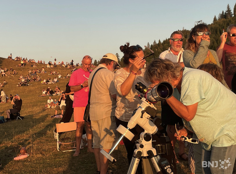 Des milliers de personnes se sont rassemblées sur les crêtes (ici à Tête-de-Ran) pour admirer l'éclipse de soleil de ce 12 août 2026. 
