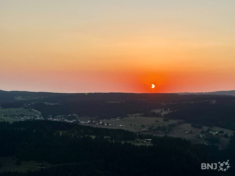 L'éclipse depuis les crêtes de Buttes, avec vue sur La Côte-aux-Fées.