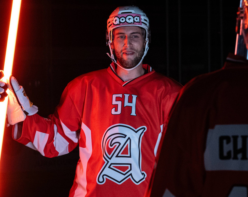 Lilian Garessus pose fièrement avec le nouveau maillot du HC Ajoie. (Photo : HC Ajoie)