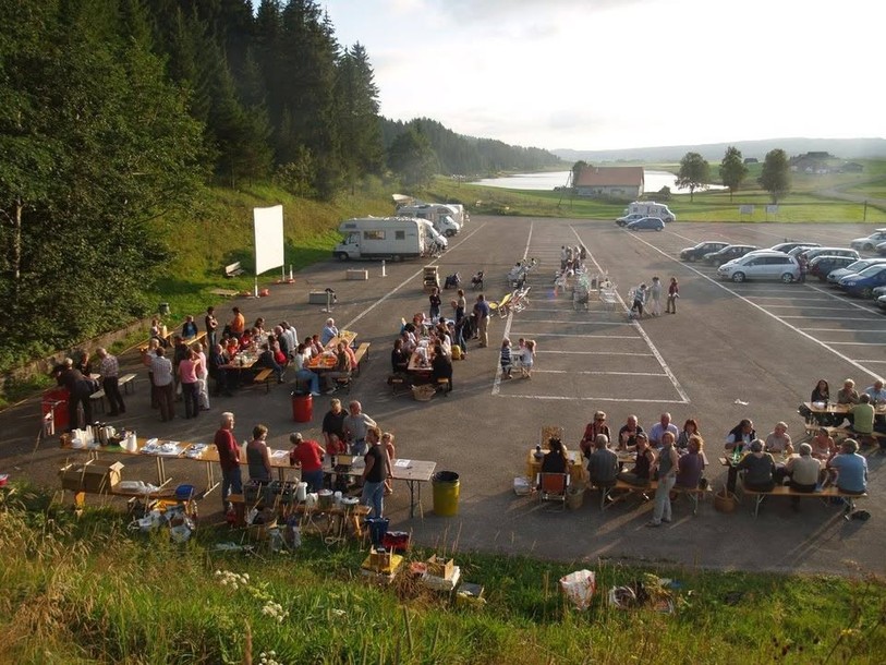 Le parking des Taillères se mue en cinéma open air pour un soir. (Photo : Ciné Vallée)