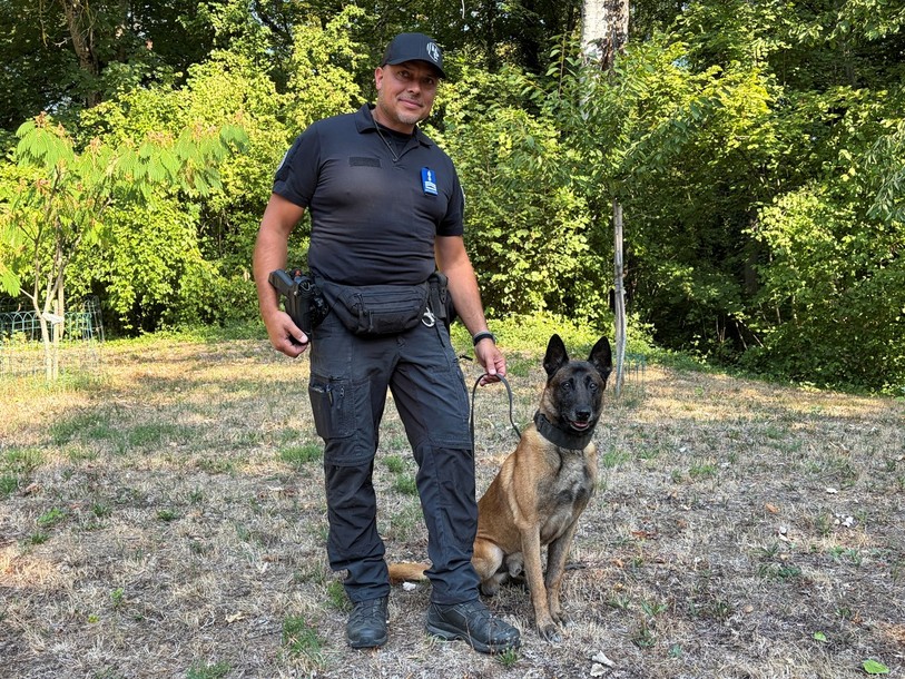 Vincent Mamin, chef de l'unité canine de la Police neuchâteloise et Buster, berger belge malinois de trois ans.