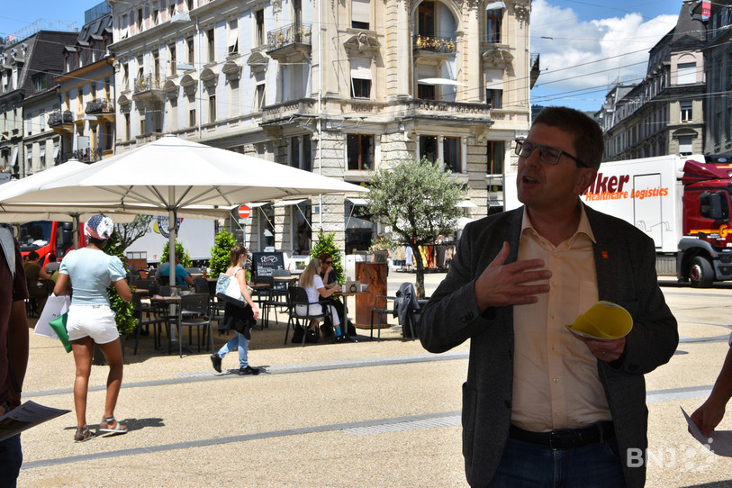 Erich Fehr a présenté ce site internet vendredi au milieu de la Place Centrale à Bienne.