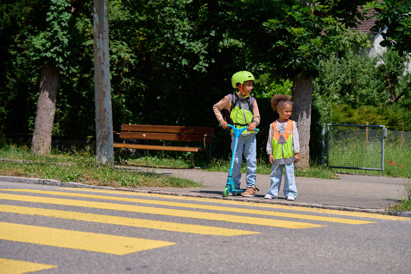 La nouvelle tenue des jeunes écoliers pour la rentrée dans le canton du Jura lundi matin . (Photo : TCS.)