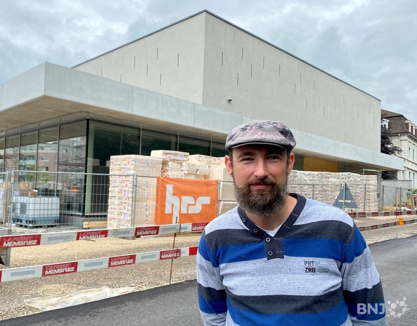 Bertrand Eichel, le gérant de la coopérative de la Guinguette pose devant son futur lieu de travail situé au sein du Théâtre du Jura.