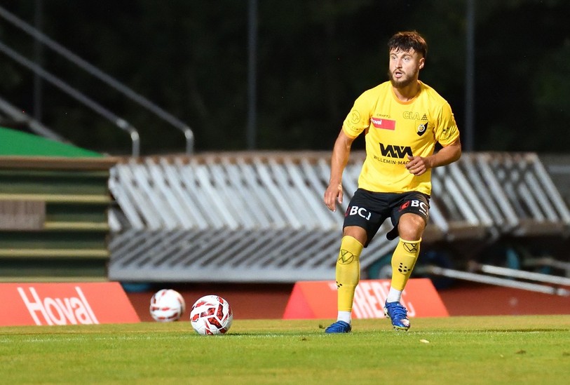 Solide défensivement, Jordan Perrony a fait mouche deux fois de la tête vendredi soir avec les SR Delémont face à Thoune M21 (photo : Georges Henz).