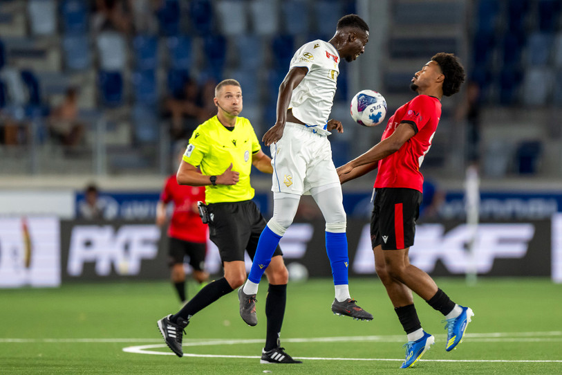 Souleymane Ndiaye (LS) , à gauche, lutte pour le ballon avec Stéphane Doukoure Pharell (FC Kosova NE) en 32e de finale de la Coupe de suisse de football (KEYSTONE/Martial Trezzini).
