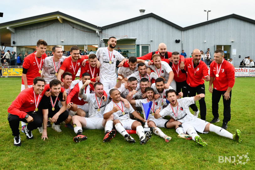 Le FC Porrentruy célèbre son titre de champion jurassien (photo : Georges Henz).  