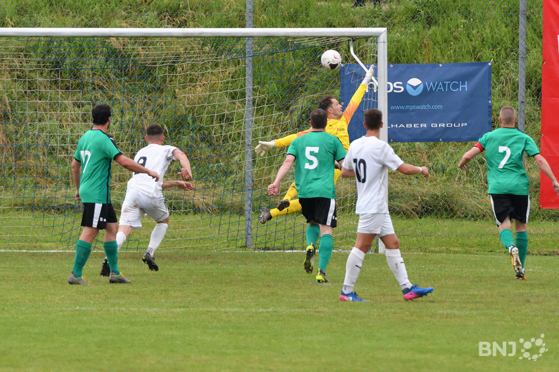 Le ballon file en pleine lucarne et c'est l'ouverture du score pour Porrentruy (photo : Georges Henz). 
