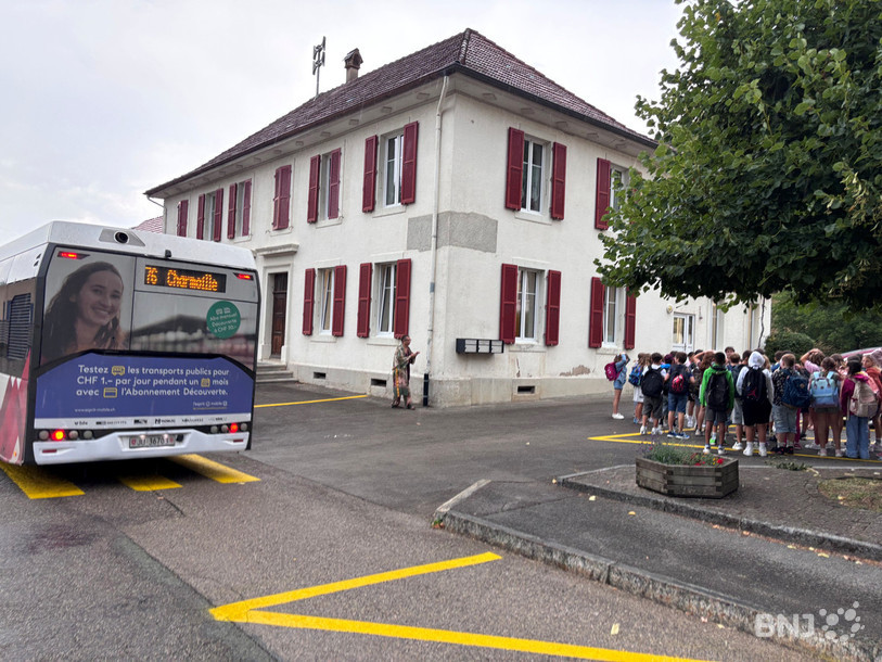 Le bus a déposé ce lundi matin les 38 écoliers de Cornol qui vont occuper ces prochains mois l'école d'Asuel.