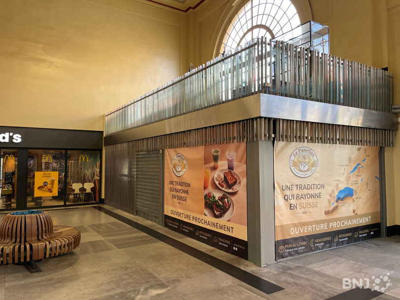 Le groupe genevois propriétaire du Panetier annonce déjà la couleur dans le hall de la gare de La Chaux-de-Fonds. 