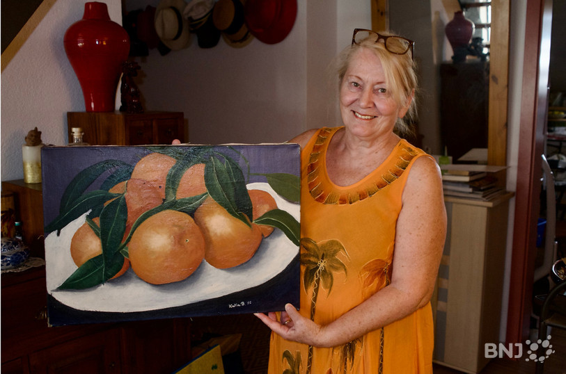 Katia Bucher présente l’un de ses tableaux qui sera accroché à Courrendlin.