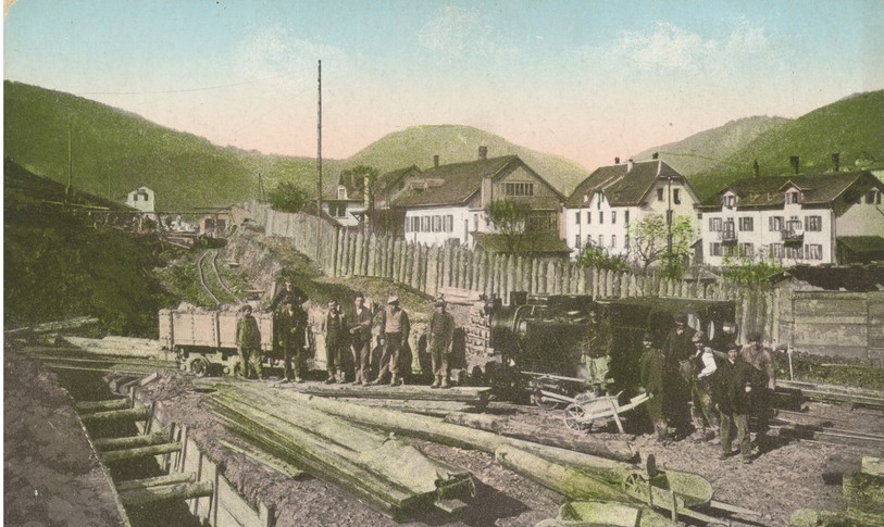 Des ouvriers prennent la pose à l’extérieur du tunnel. Source : Archives Jean-Claude Chevalier