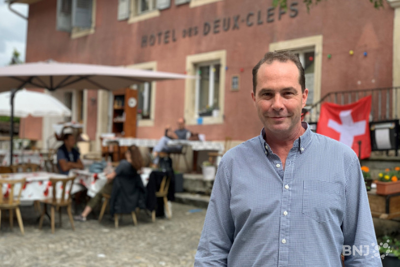 Jean-Baptiste Froidevaux a changé de vie: de pilote à Dubaï à tenancier d'un hôtel-restaurant à St-Ursanne.