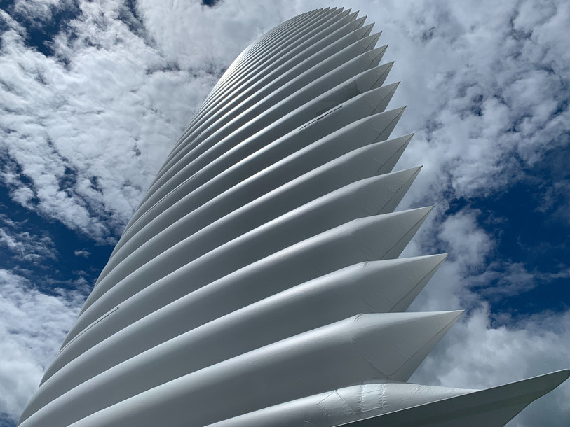 La voile testée par le groupe Michelin sur le lac de Neuchâtel mesure 17 mètres de haut. (Photo: RadioFr)