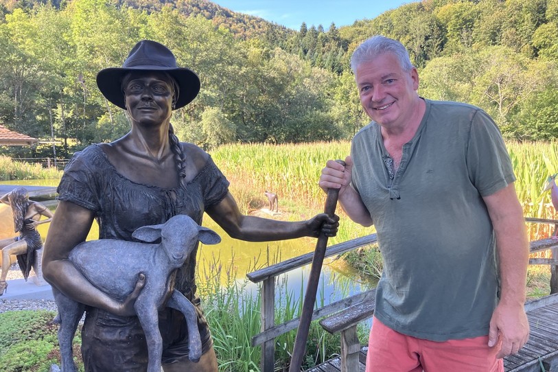 Christian Schneiter et sa bergère, l'une de ses créations en bronze.