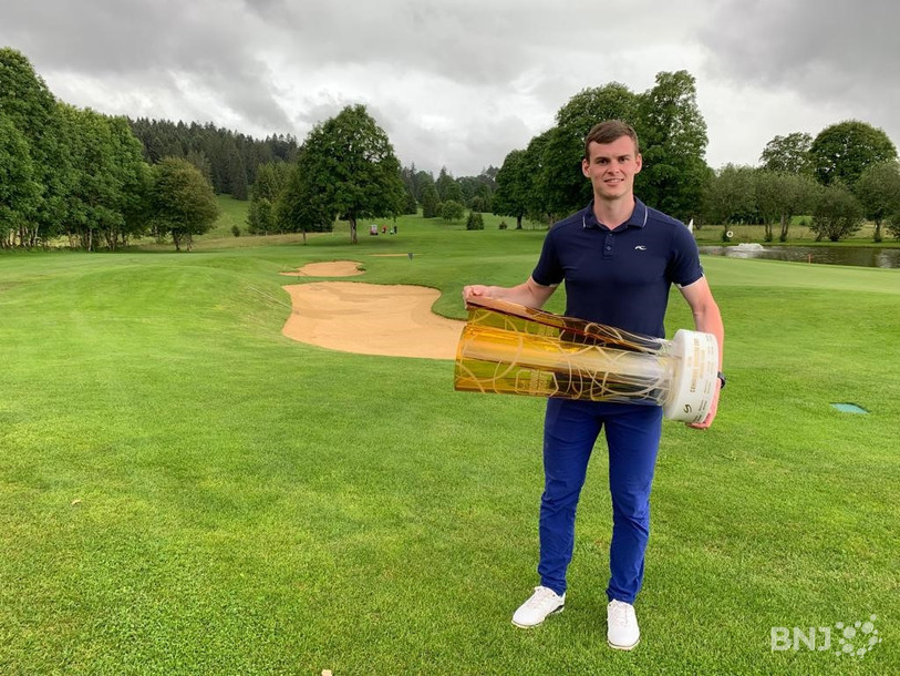Grégory Hofmann était le week-end dernier au Golf-Club Les Bois avec le trophée de National League conquis avec Zoug.