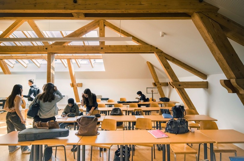Le Lycée Jean-Piaget à Neuchâtel a accueilli ses élèves dans ses locaux rénovés l'année passée. Pour cette rentrée, c'est une aile du Denis-de-Rougemont qui a fait peau neuve. (Photo : Julien Humbert-Droz / Chancellerie d’État)