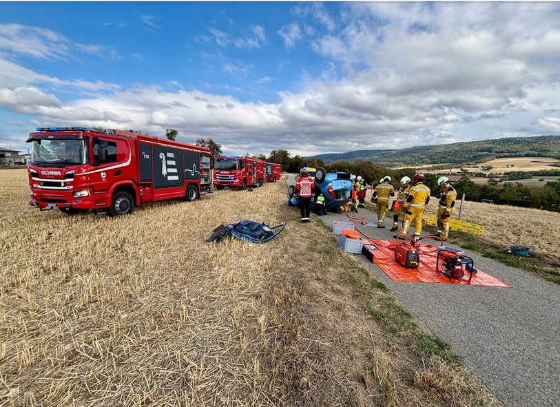 La voiture a terminé sa course sur le toit. (Photo : Police cantonale.)
