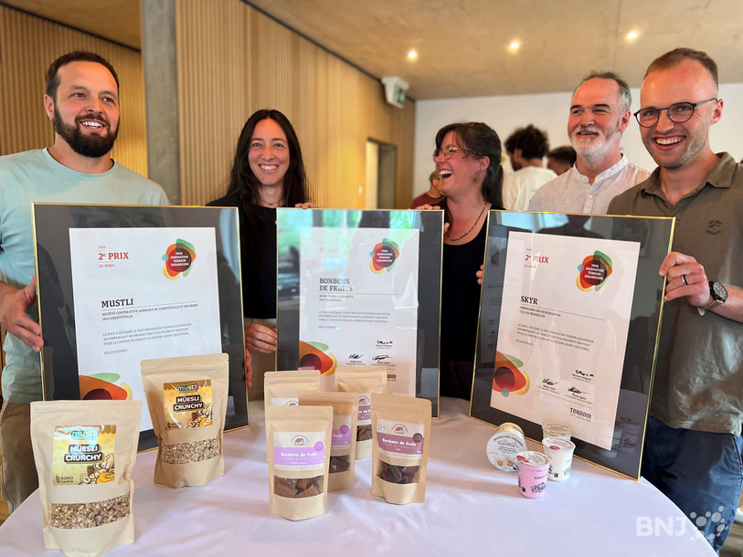 Claudine Miserez et Agathe Saeckinger (au centre), lauréates du 1er prix, aux côtés d'Ignace Berret (à gauche) et de Ramon Lemmenmeier (à droite).