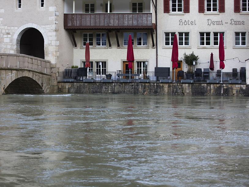 La qualité du Doubs (ici à St-Ursanne) est bonne, selon le rapport 2020 du canton du Jura. (Photo : archives KEYSTONE / Peter Klaunzer).