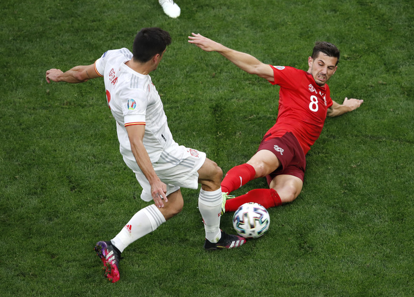 Le geste dangereux de Remo Freuler sur Gerard Moreno. (Anton Vaganov/Pool via AP)