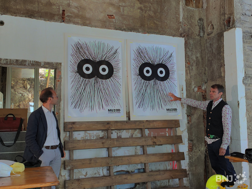 Théo Bregnard, conseiller communal, et Ralph Kaiser, fondateur du studio KO, ont présenté le nouveau nom et le nouveau logo du zoo-musée lundi matin au coeur du chantier de l'Ancien stand
